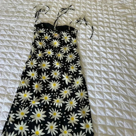 Solid & Striped Lolita dress in graphic daisy - Picture 9 of 12